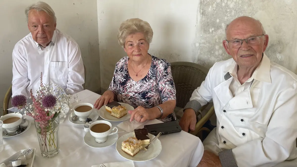 Zurück an alter Wirkungsstätte: Auch der ehemalige Hoteldirektor Dieter Rufenach (links) sowie der Patissier Lothar Schulz mit seiner Ehefrau Edeltraud waren zum Kaffeklatsch in das Café gekommen.