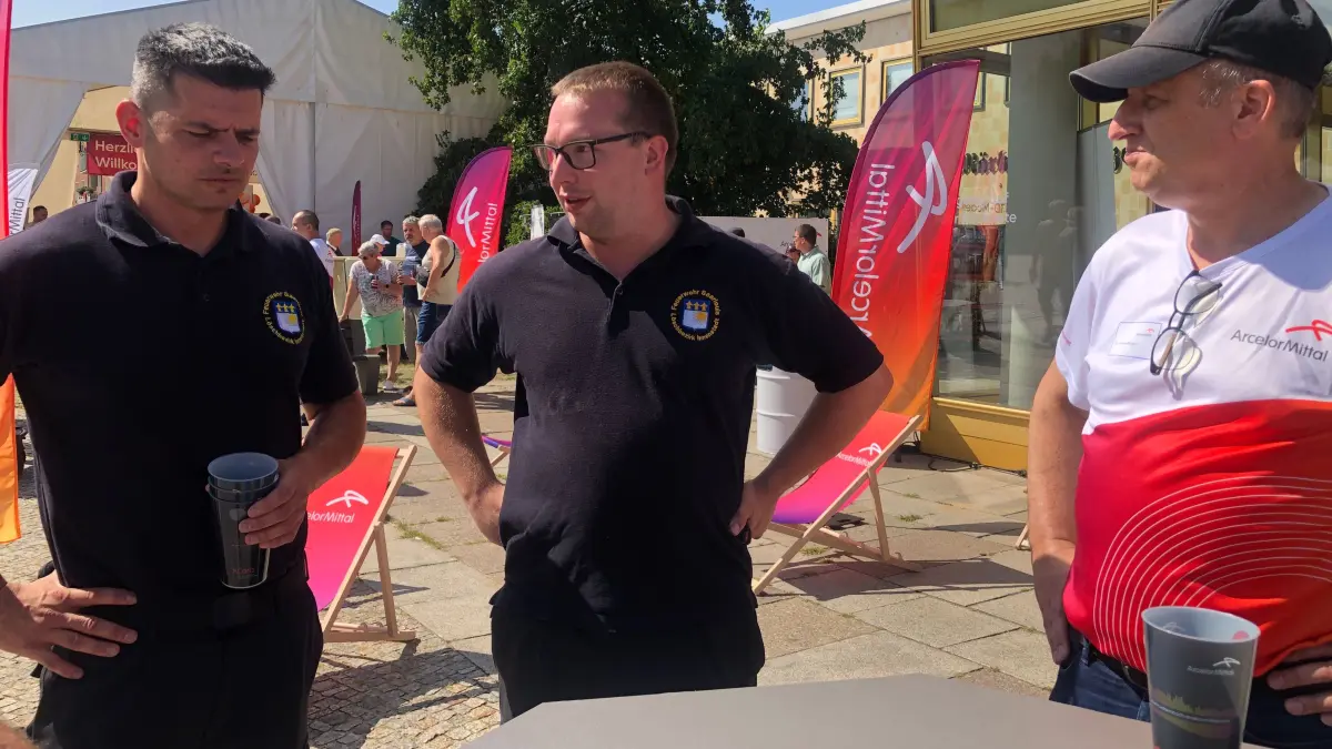 Sascha Roth (v.l.) und Tom Krasenbrink aus Saarlouis im Gespräche mit Thomas Bünger, CEo von ArcelorMittal Eisenhüttenstadt und Bremen.