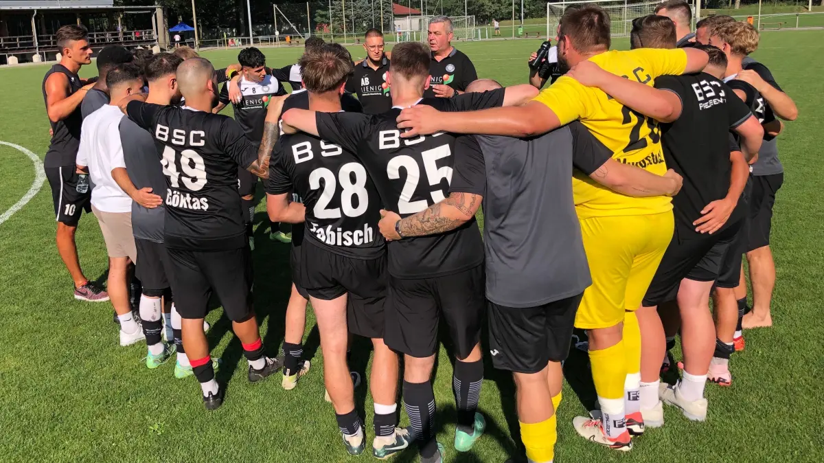 Aufsteiger BSC Preußen 07 Blankenfelde-Mahlow kam am 1. Spieltag der Fußball-Brandenburgliga gegen TuS Sachsenhausen zu einem 1:1. Nach dem Spiel spricht Trainer Mirko Schult (hinten Mitte) mit der Mannschaft.