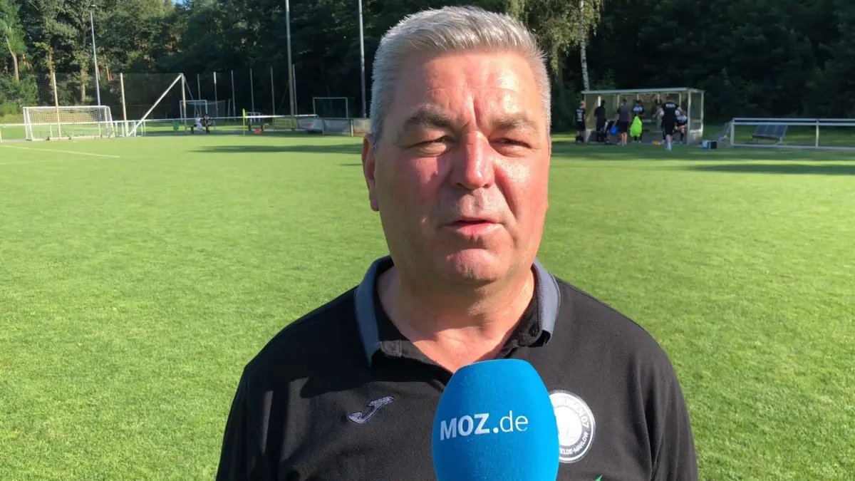 Trainer Mirko Schult vom BSC Preußen Blankenfelde-Mahlow spricht am MOZ-Mikrofon über das Auftaktspiel der Fußball-Brandenburgliga gegen TuS Sachsenhausen.