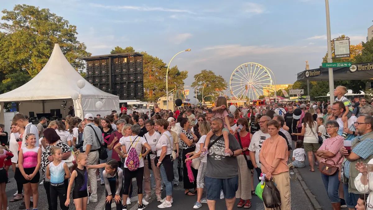 Nach dem Festumzug zur Eröffnung des Stadtfestes in Eisenhüttenstadt am Freitag (23. August) herrschte vor der Bühne dichtes Gedränge. Wie viel Besucher wurden an den drei Festtagen gezählt?