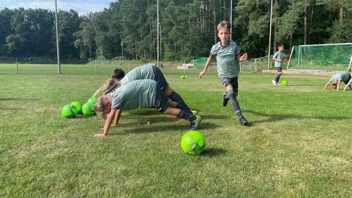 Fußballtraining in Fürstenwalde: der 9-jährige Thees Bruno Rotbauer trainiert mit anderen Spielern beim Feriencamp des FSV Union Fürstenwalde. Ansonsten ist er Mitglied bei der BSG Pneumant.