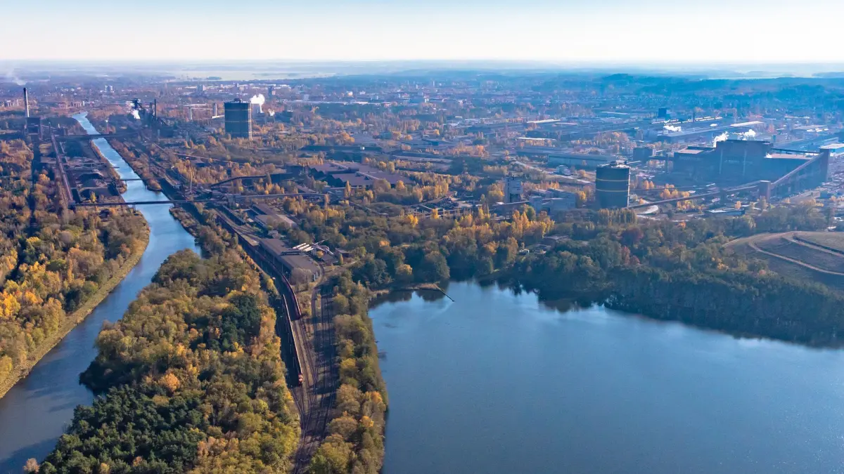 Luftbild Pohlitzer Seen von Eisenhuettenstadt mit Blick auf die ArcelorMittal Eisenhuettenstadt GmbH 2021, Pressebild von ArcelorMittal Eisenhüttenstadt