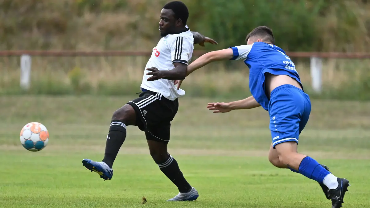 Fußballer Ahmed Abba Abdullahi (links) ist neuer Kandidat für die Wahl zum MOZ-Sportler der Woche.