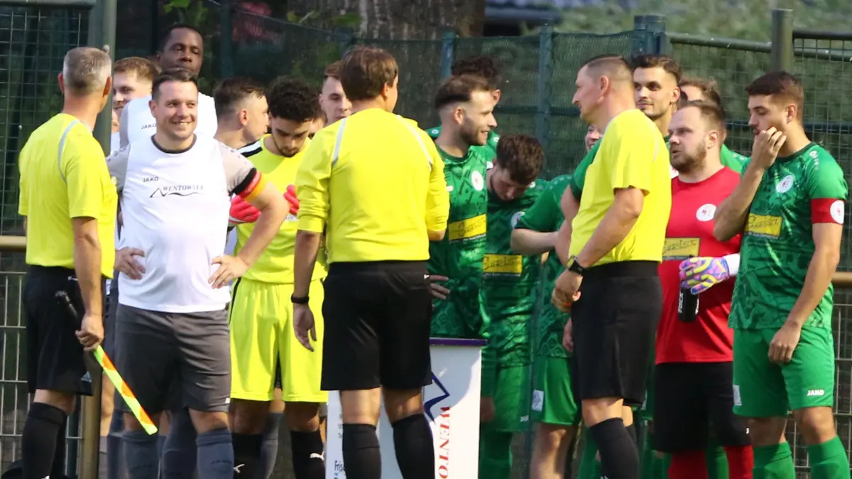 Sven Marten vom SV Altlüdersdorf im ersten Punktspiel gegen Werder mit der Kapitänsbinde am Arm.