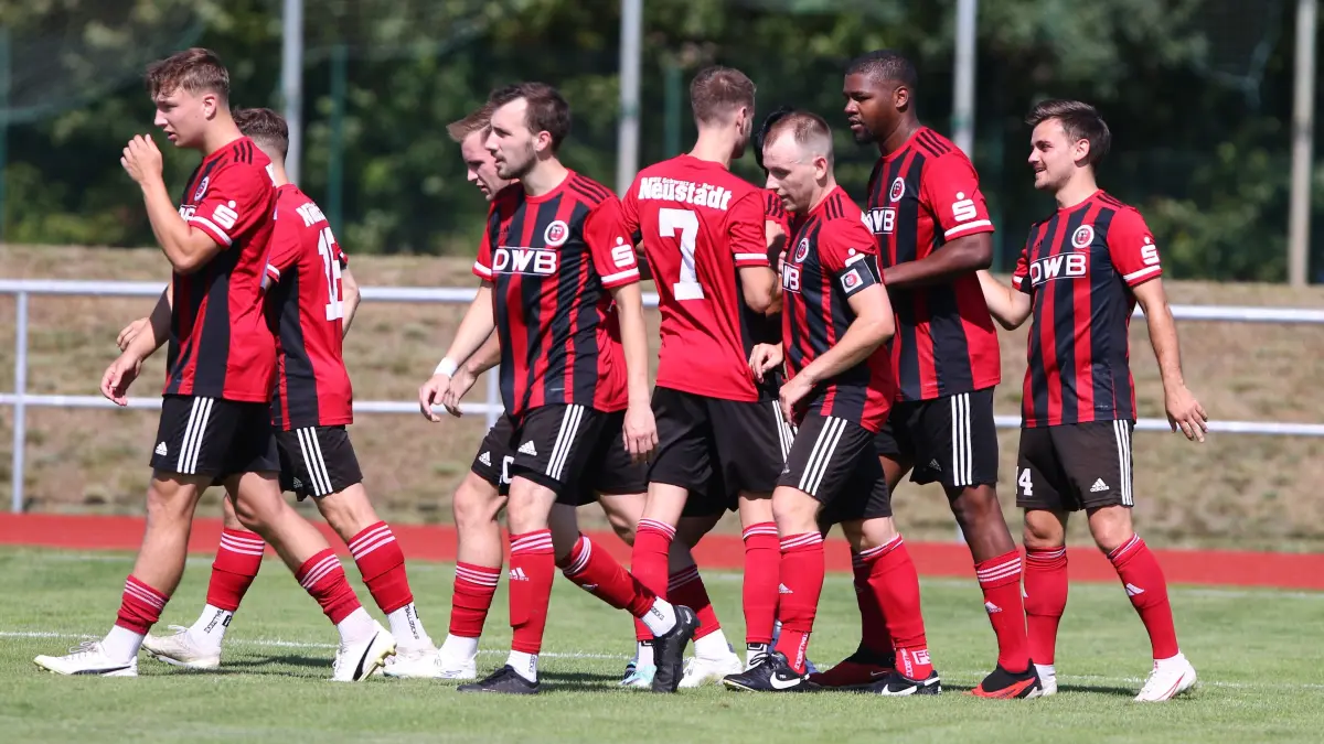 Willkommen in Neustadt: Fürs Team aus der Landesliga spielt mit Elivelton Souza Ferreira nun ein weiterer Brasilianer neben Alexandre Soares Santos. Er ((Zweiter von rechts) jubelte beim Führungstreffer gegen Glienicke mit der Mannschaft.