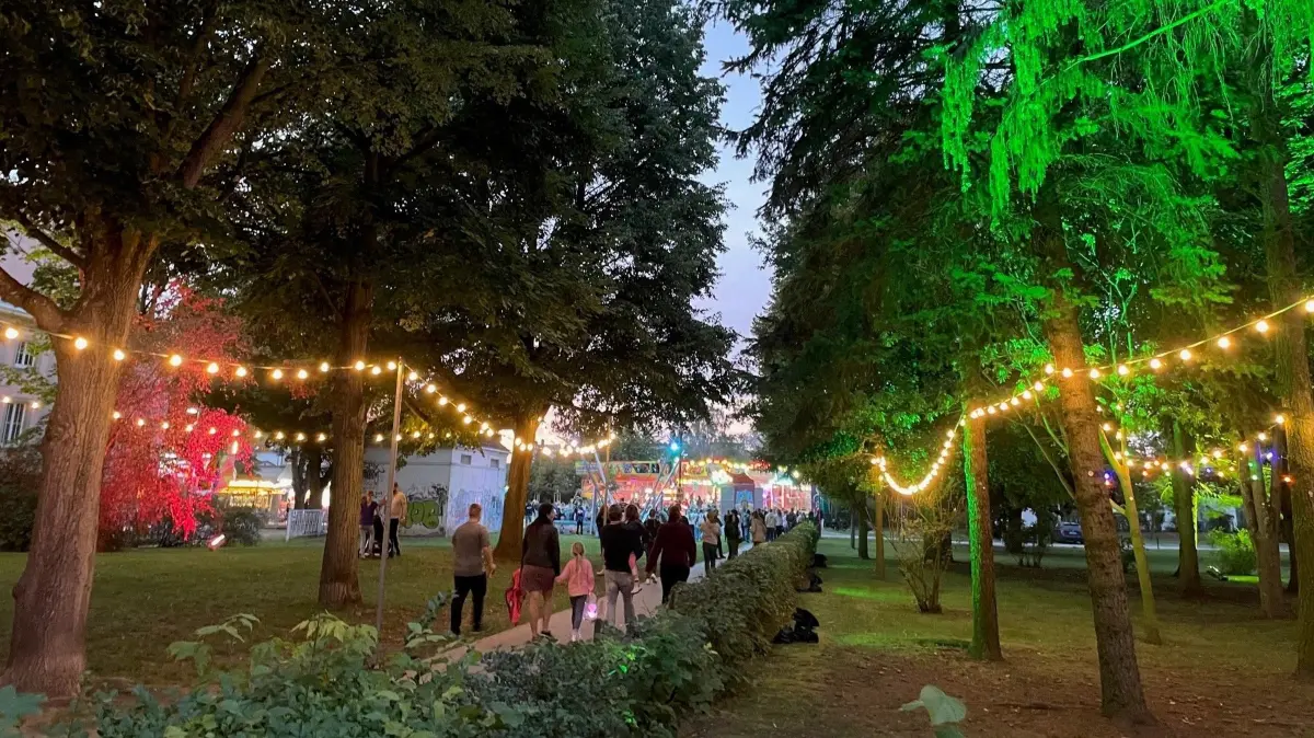 Zaubergarten am Kulturhaus Seelow. Eine romantisch illuminierte Promenade gab es 2023 zum Stadtfest.