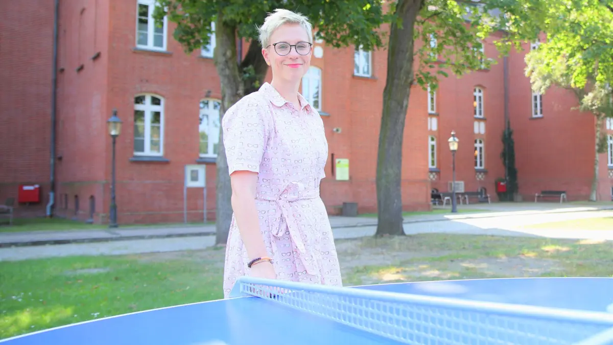 Eine von zwei neuen Tischtennisplatten, finanziert aus dem Bürgerbudget von Beeskow und unterstützt durch den Landkreis Oder-Spree, stehen jetzt zur Freude von Schulleiterin Ariane Haß auf dem Hof des Rouanet-Gymnasiums.