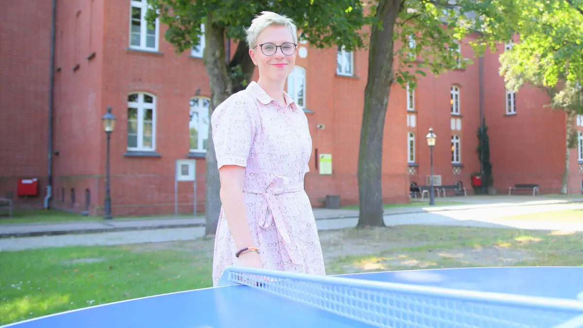 Eine von zwei neuen Tischtennisplatten, finanziert aus dem Bürgerbudget von Beeskow und unterstützt durch den Landkreis Oder-Spree, stehen jetzt zur Freude von Schulleiterin Ariane Haß auf dem Hof des Rouanet-Gymnasiums.