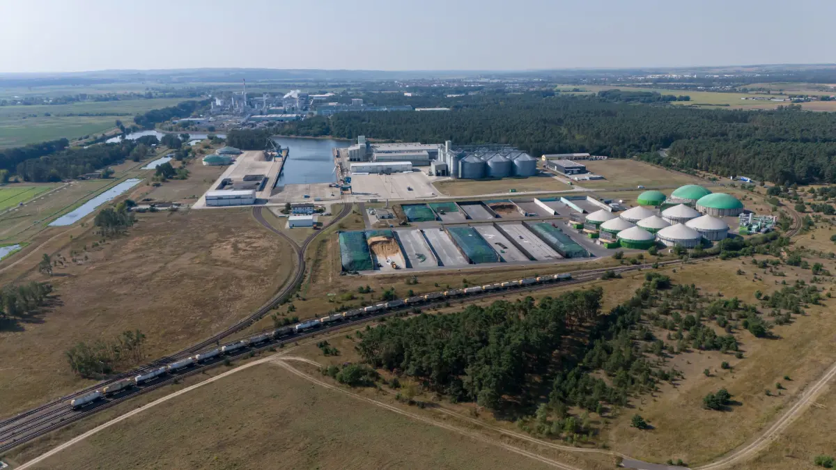 Grenzübergang Nord: Gatow, 28.08.2024: Drohnenaufnahme mit Blick auf den Schwedter Hafen und Leipa. Hinter dem Hafen endet das Industriegleis. Die Wirtschaft könnte ein weiteres vertragen, mit Anbindung nach Polen.