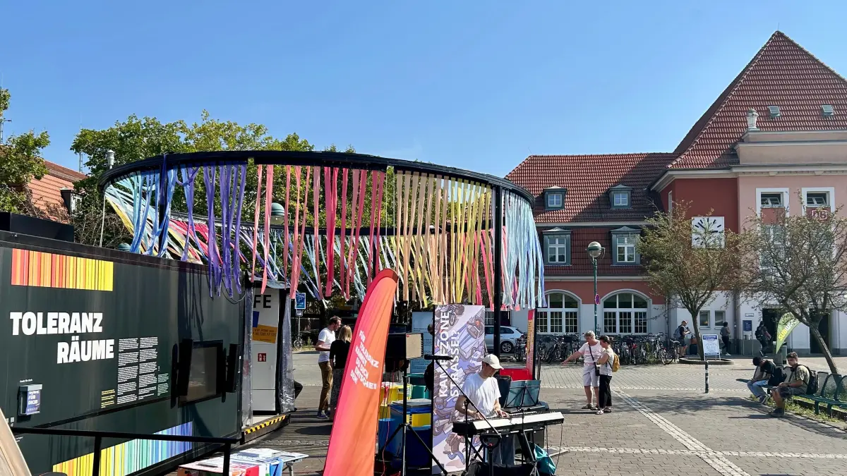 Mit einem bunten Begleitprogramm - etwa Diskussionsrunden und Vorträgen zum Potsdamer Verdikt - lädt eine Ausstellung am Bahnhofsplatz in Frankfurt (Oder) zum Nachdenken über Toleranz ein.