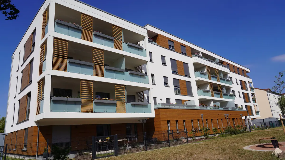 Im Juli 2024 wurde das Wohnhaus "Grüne Terrassen" der Wohnbauten Schwedt fertiggestellt. Dabei handelt es sich um ein Mehrfamilienhaus mit 25 Wohnungen. Die Balkone und Terrassen sind zum ruhigen Innenhof angeordnet. Eine intensiv begrünte Dachterrasse entsteht als Gemeinschaftsort um das nachbarschaftliche Miteinander zu fördern. Die Dachflächen beider Gebäude werden als Gründächer angelegt.