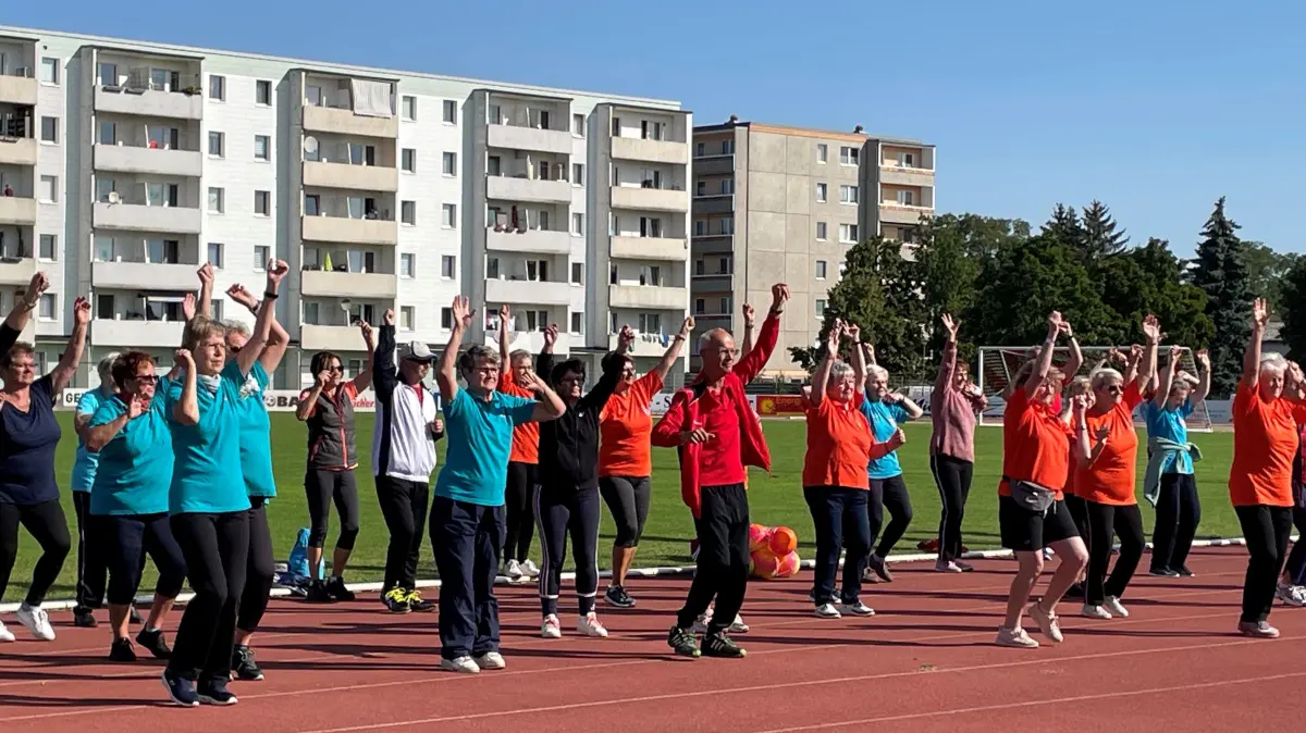 Erwärmung beim Seniorensportfest 2023 in Seelow: Auch in diesem Jahr heißt das Motto dafür wieder "Fit für die Enkel"