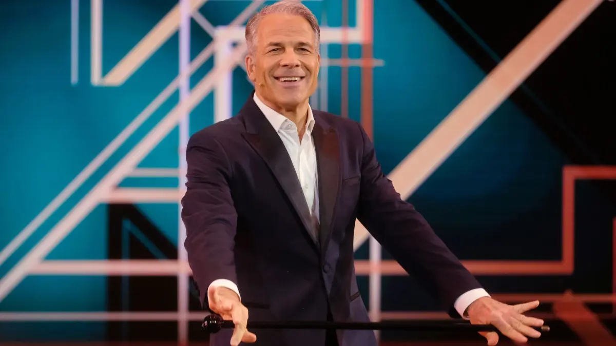 „Das Deutsche Fernsehballett - Die große Show zum Abschied“: ARCHIV - 24.10.2020, Sachsen, Leipzig: Entertainer Karsten Speck tritt bei der Aufzeichnung der Show «Das Deutsche Fernsehballett - Die große Show zum Abschied» auf. Die Sendung wird am 31.10.2020 im Mitteldeutschen Rundfunk (MDR) ausgestrahlt. (zu dpa: «Karsten Speck: Klinikaufenthalt hat mir durch Krise geholfen») Foto: Sebastian Willnow/dpa-Zentralbild/dpa +++ dpa-Bildfunk +++