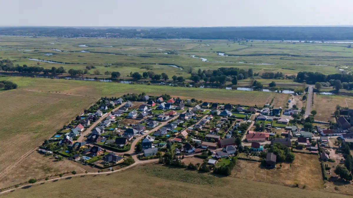 Grenzübergang Nord: Gatow, 28.08.2024: Drohnenaufnahme mit Blick auf den Nationalpark bei Gatow. Aus dem Bundesverkehrswegeplan ist der Grenzübergang Nord bei Schwedt verschwunden. Aktuell wird wieder darüber diskutiert, in Verlängerung der Stadtumgehung und der Bundesstraßen 2 und 166 bei Gatow einen neuen Grenzübergang über eine Trasse zu schaffen, die in Polen dann auf die S31 mündet.