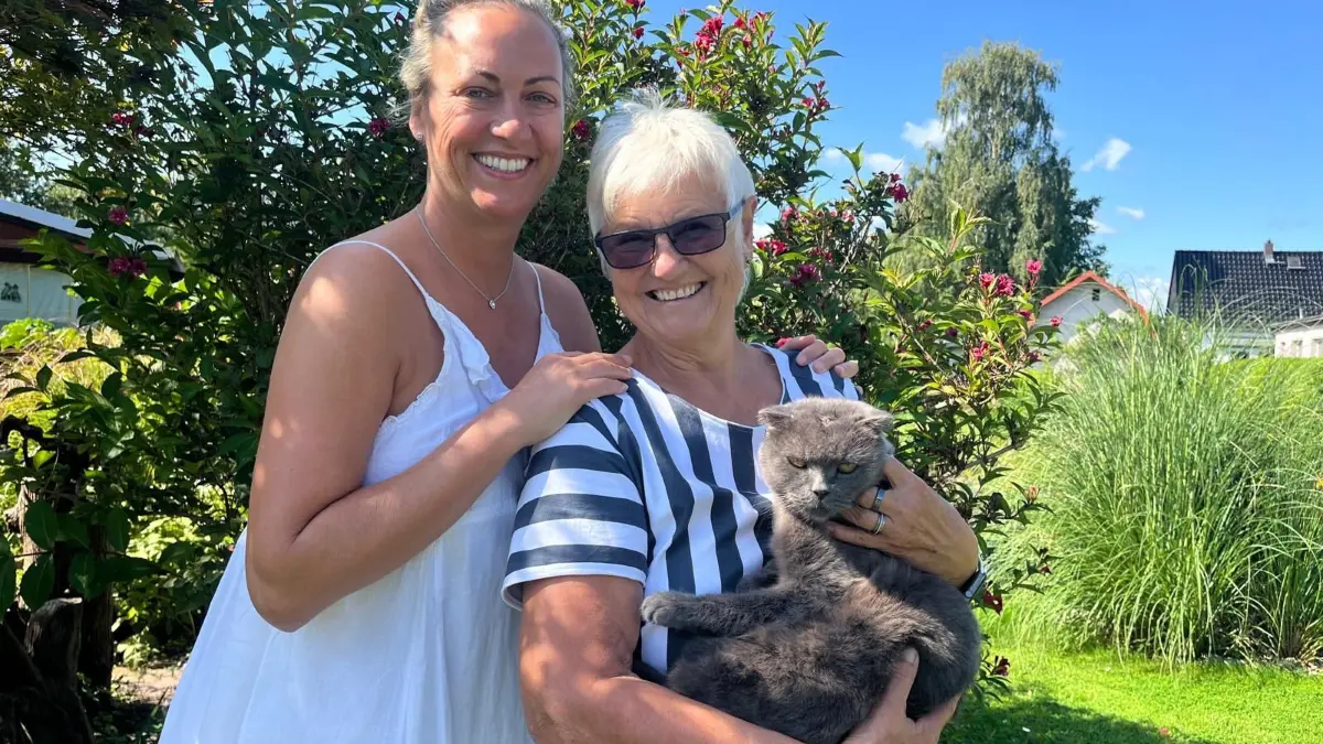 Rebekka Rauf mit ihrer Schwiegermutter und Kater Peppi. Die Freude über die unerwartete Rückkehr des Katers ist ihnen noch immer anzusehen.