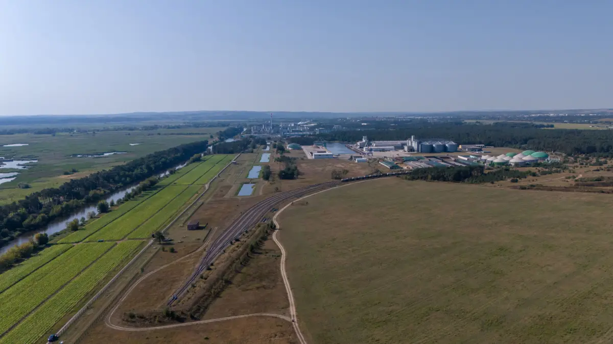 Grenzübergang Nord: Gatow, 28.08.2024: Drohnenaufnahme mit Blick auf den Schwedter Hafen und Leipa. Hinter dem Hafen endet das Industriegleis. Die Wirtschaft könnte ein weiteres vertragen, mit Anbindung nach Polen.