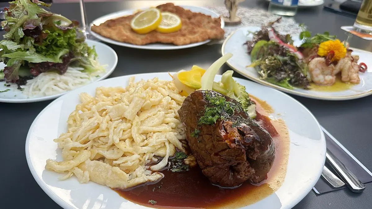 Schnitzel, Gambas und Rinderroulade – Küchenmeister Benjamin Gerhardt kredenzt den Gästen eine breite Vielfalt an Gerichten, die allesamt hervorragend munden. Foto: Siegmeier