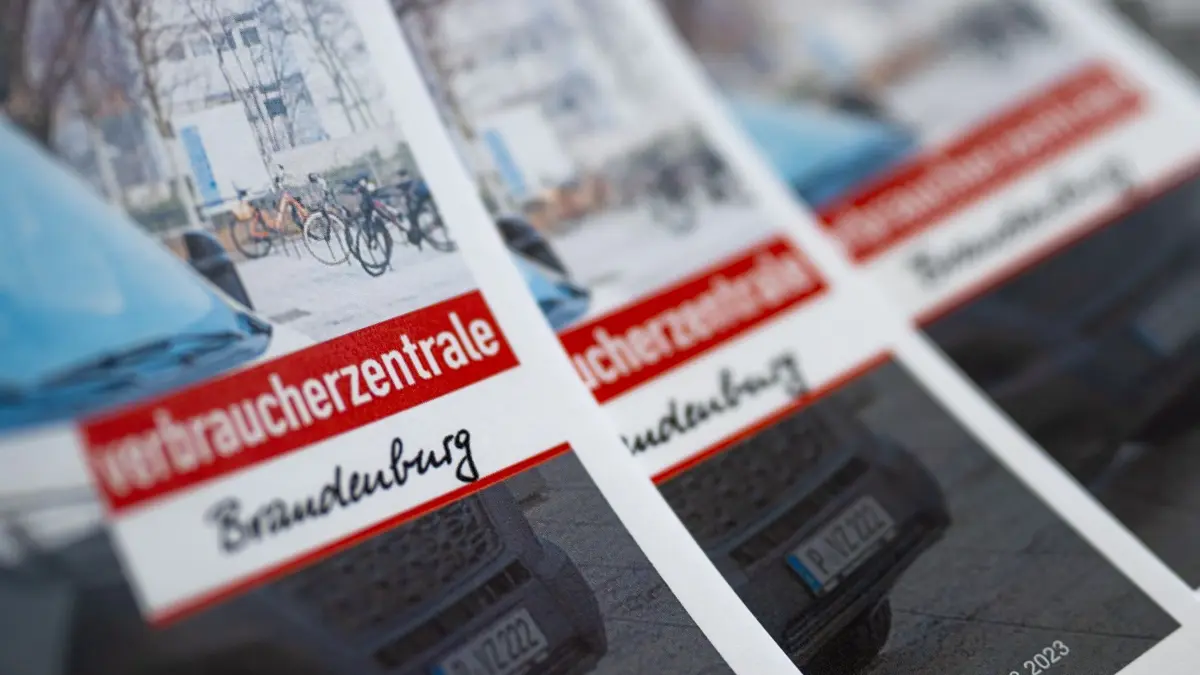 Vorstellung Jahresberichts 2022/23 Verbraucherzentrale: ARCHIV - 04.08.2023, Brandenburg, Potsdam: Broschüren mit dem Logo der Verbraucherzentrale Brandenburg (VZB) liegen bei einer Pressekonferenz zur Vorstellung des Jahresberichts 2022/23 der Verbraucherzentrale Brandenburg auf einem Tisch. Die Nachfrage nach Beratung und Hilfe bei der Verbraucherzentrale Brandenburg stieg im Jahr 2022 um mehr als ein Drittel gegenüber dem Vorjahr. (zu dpa: «Verbrauchzentrale mit Rechtsberatung per Sozialtarif») Foto: Monika Skolimowska/dpa +++ dpa-Bildfunk +++