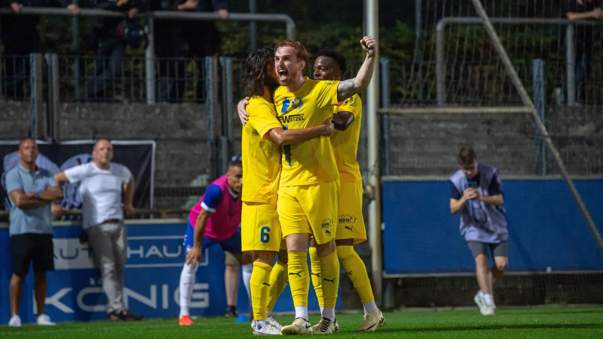 RLNO Hertha BSC II - Lok Leipzig 2024/25: Fussball, Herren, Saison 2024/2025, Regionalliga Nordost (6. Spieltag), Hertha BSC II - 1. FC Lokomotive Leipzig, v. l. Zak Paulo Piplica (Lok Leipzig), Lukas Wilton (Lok Leipzig), Ryan Adigo (Lok Leipzig), Jubel nach Tor zum 0:4, 29.08. 2024, Foto: Sebastian Räppold / Matthias Koch