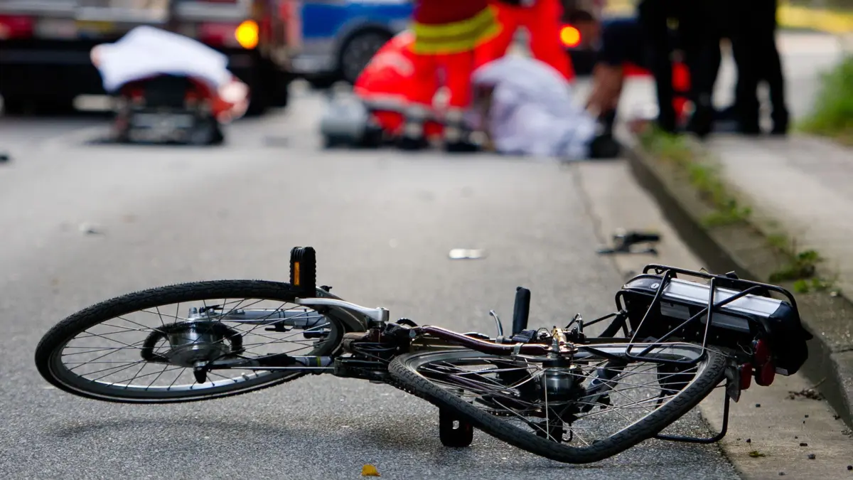 Ein Fahrrad liegt am 18.09.2014 in Hamburg nach einem Unfall auf der Straße. Beim Zusammenstoß zwischen einem Motorrad und einem Fahrrad im Stadtteil Lohbrügge wurden zwei Menschen verletzt. Foto: Daniel Bockwoldt/dpa +++(c) dpa - Bildfunk+++