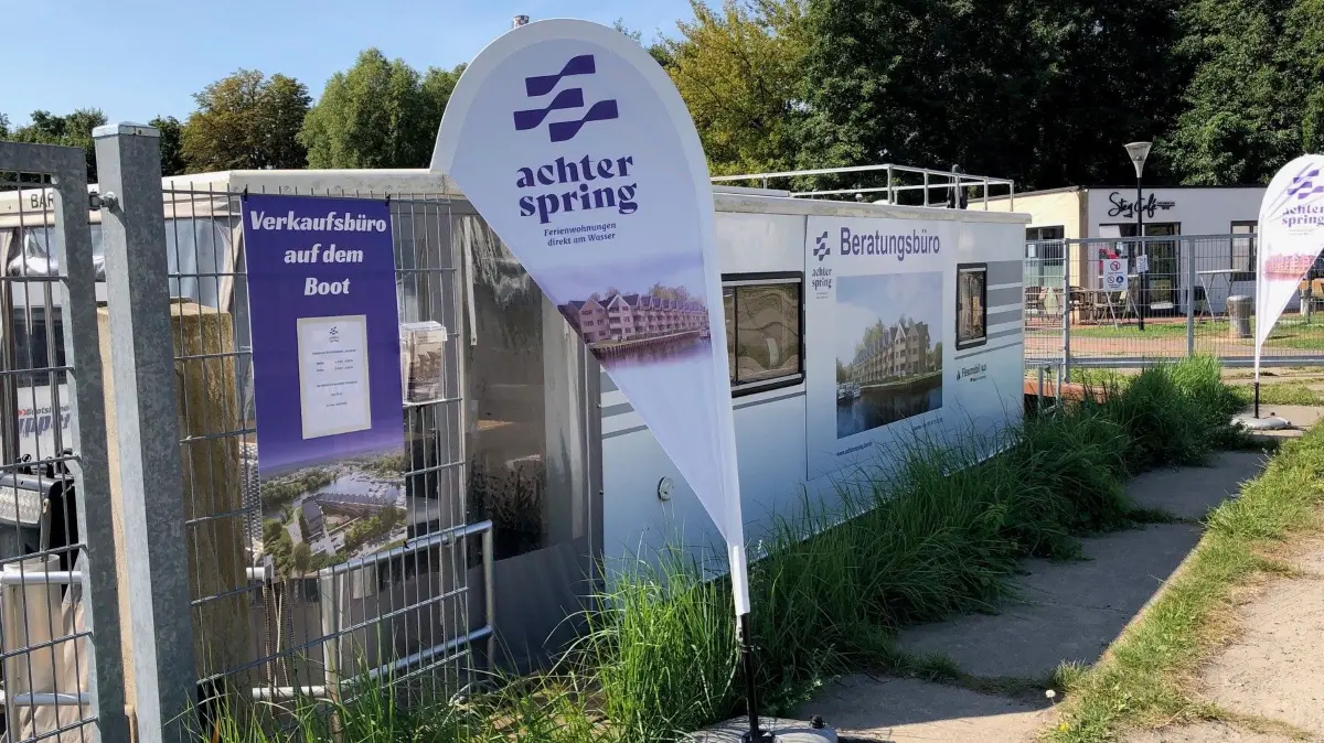 Hafen Hennigsdorf Stadthafen Projekt Ferienwohnungen Achterspring Verkaufsbüro Firma Hibbeg August 2024