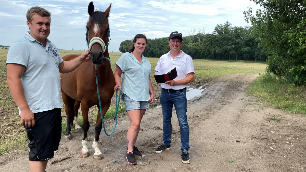 Stefanie Schöpe vom Reiterhof Schöneiche mit Lebensgefährte Randy Hollstein und Grundstücksbesitzer Thomas Becker stehen vor dem Grundstück der Erbengemeinschaft, wo laut neuesten LPG-Plänen der Pferdehof künftig hinziehen soll.