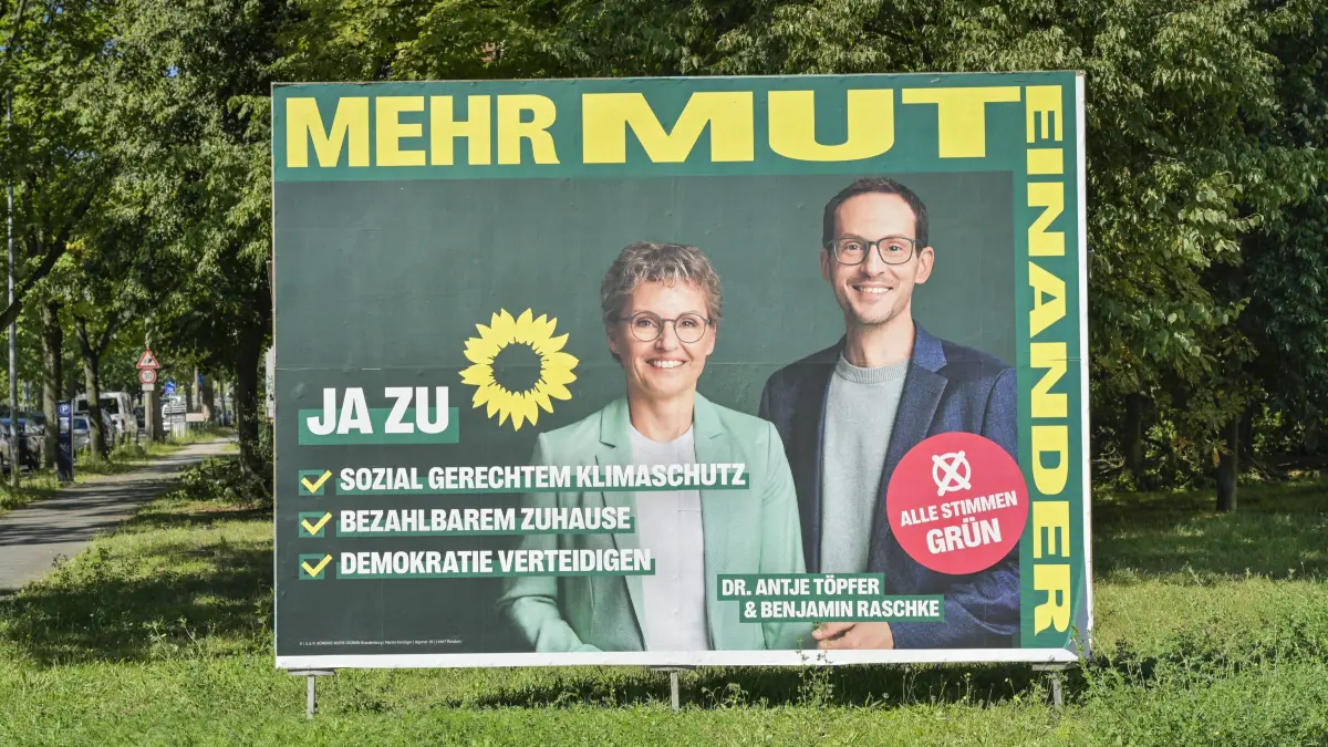 Antje Töpfer und Benjamin Raschke, Die Grünen, Wahlplakat zur Landtagswahl in Brandenburg am 22.09.2024, Potsdam, Brandenburg, Deutschland *** Antje Töpfer and Benjamin Raschke, The Greens, Election poster for the state election in Brandenburg on 22 09 2024, Potsdam, Brandenburg, Germany