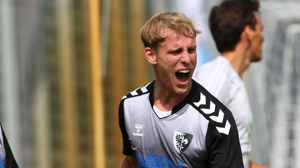 Jubel der Torschützen; Für den SV Zehdenick treffen gegen Fortuna Babelsberg Marcin Krystek (links) und John Lormis. Damit glückt den Havelstädtern das erste Heimspiel, für John Lormis ein ganz besonderes.
