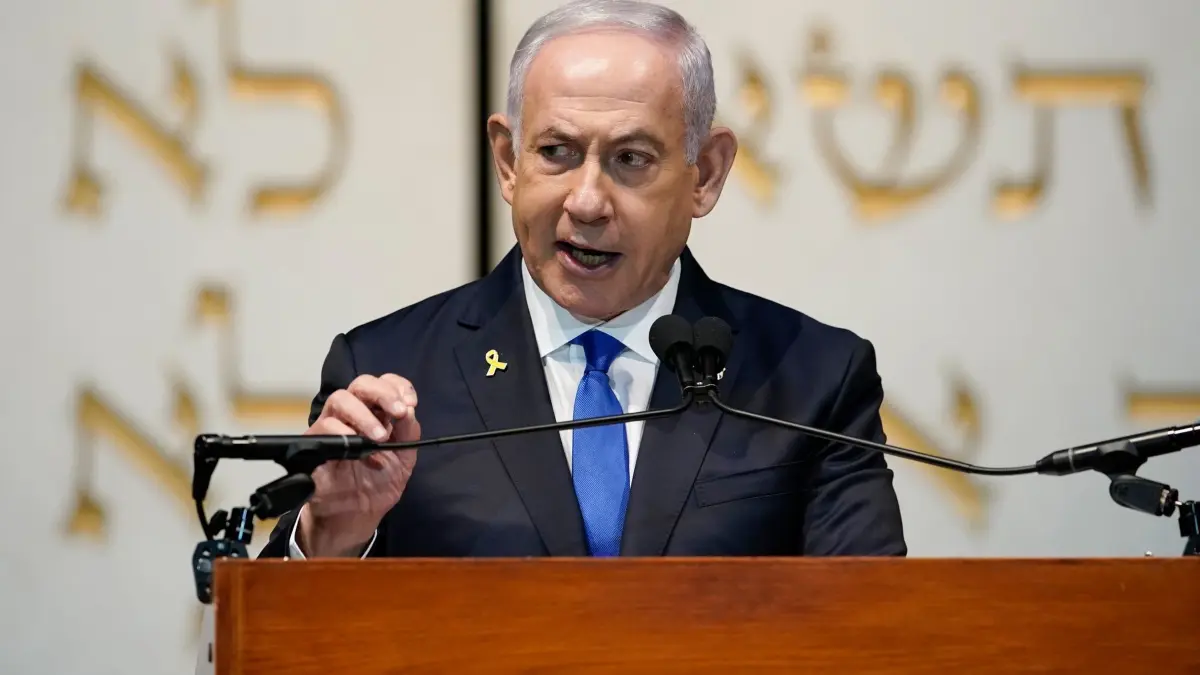 Israels Regierungschef Netanjahu: ARCHIV - 24.07.2024, USA, Washington D.C.: Der israelische Premierminister Benjamin Netanjahu spricht während eines Gedenkgottesdienstes für den ehemaligen US-Senator Joseph Lieberman in der Washingtoner Hebräischen Gemeinde. (zu dpa: «Netanjahu über Hamas: «Wer Geiseln ermordet, will keinen Deal»») Foto: Jose Luis Magana/AP/dpa +++ dpa-Bildfunk +++