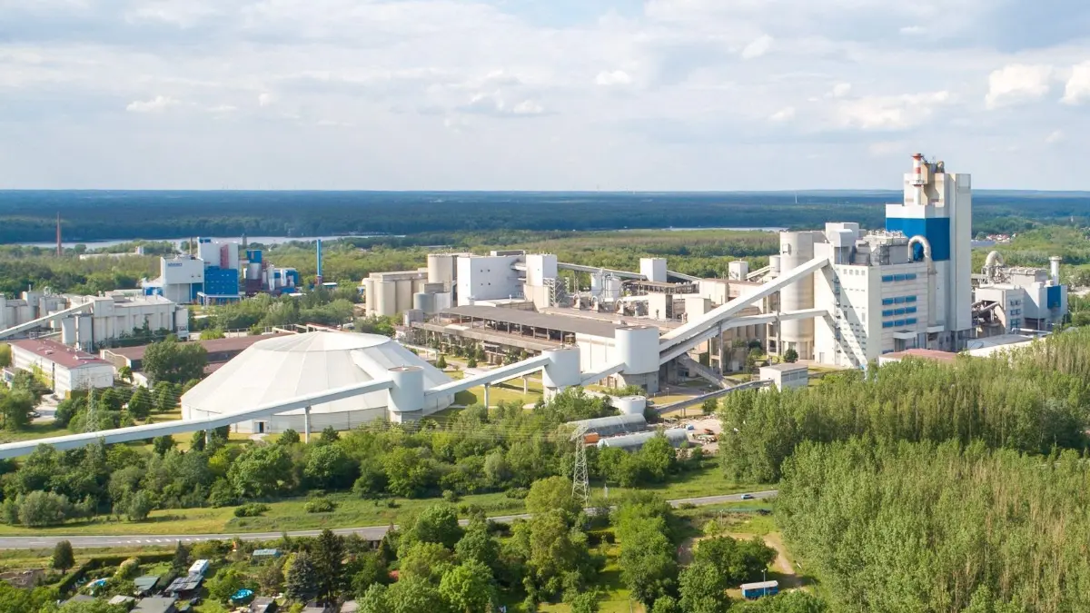 Luftaufnahme des Zementwerks von Cemex in Rüdersdorf (Märkisch-Oderland)