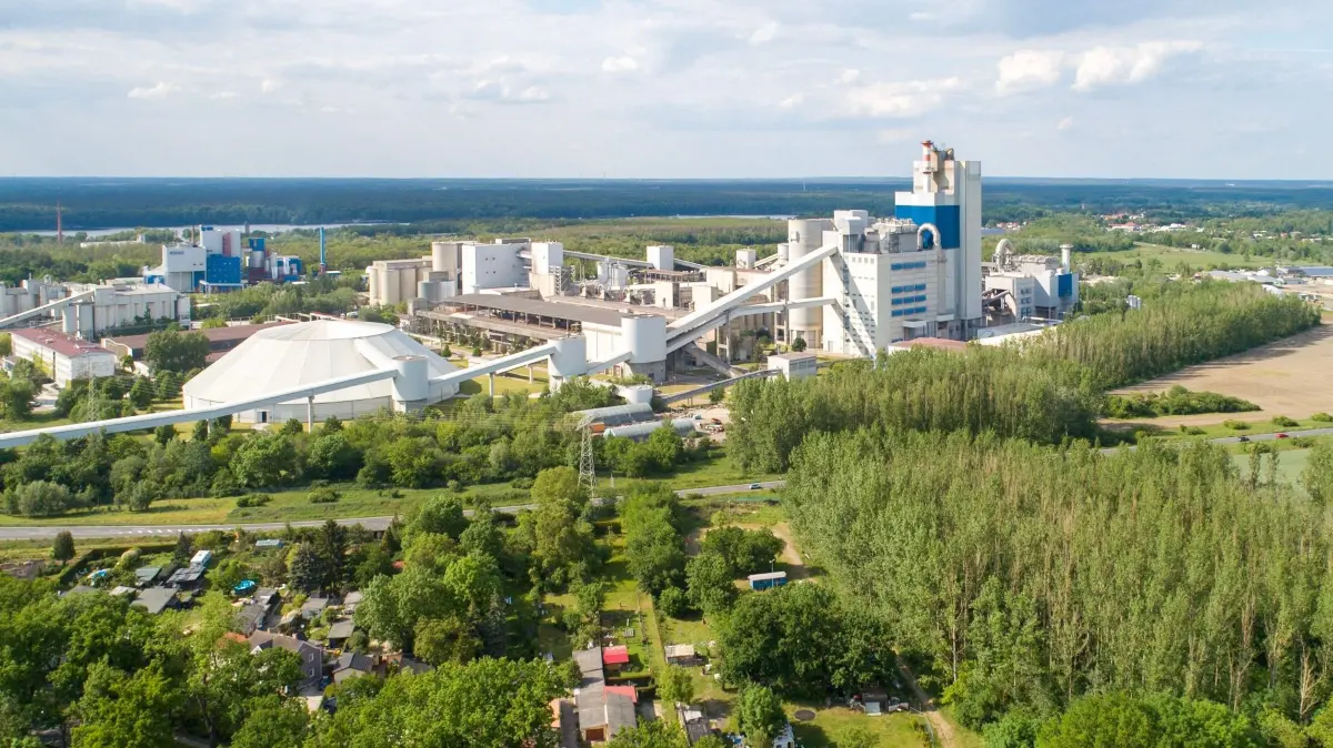 Luftaufnahme des Zementwerks von Cemex in Rüdersdorf (Märkisch-Oderland)