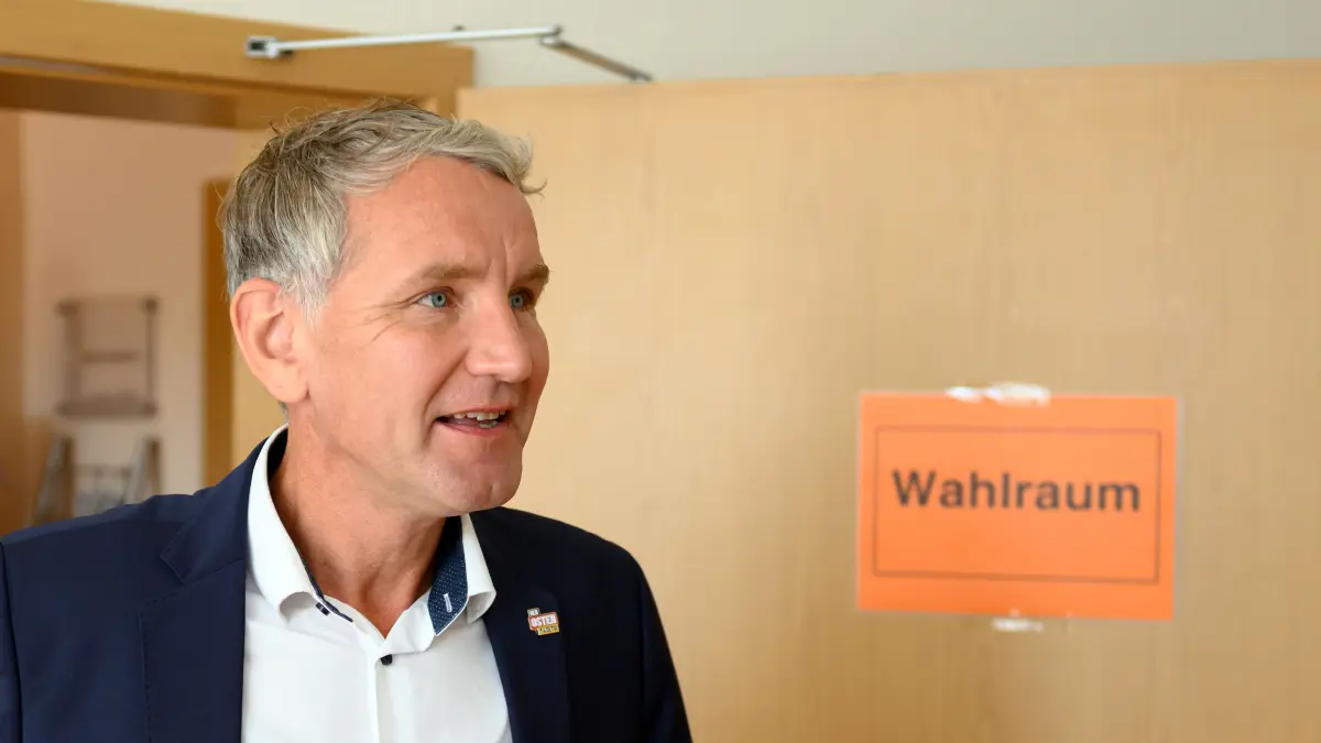 Björn Höcke, Spitzenkandidat der AfD zur Landtagswahl 2024 in Thüringen, kommt zur Stimmabgabe für die Landtagswahl in das Wahllokal. In Thüringen findet am Sonntag die Landtagswahl statt. +++ dpa-Bildfunk +++