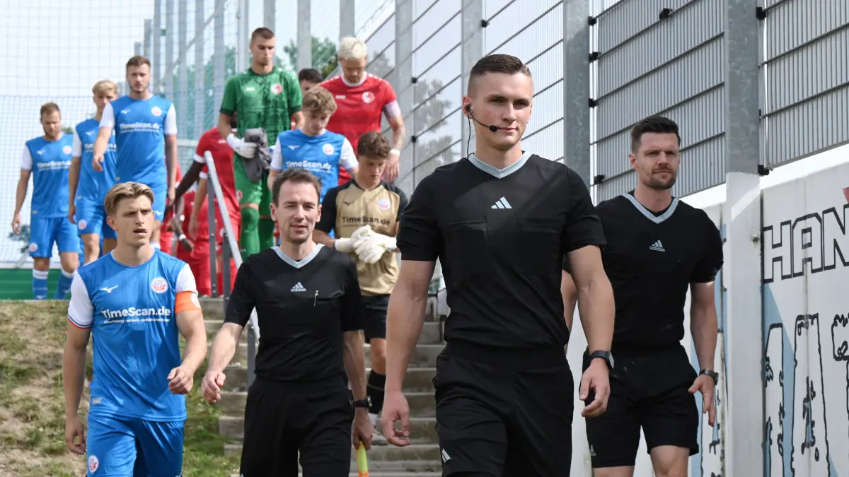 Fussball : Rostock, Fussball Oberliga Nord Punktspiel, FC Hansa U23 : Berliner AK, Schiedsrichter Tobias Behm vor den Assistenten Andy Scholz l. und Toni Bauer r. vor Hansa Kapitän Till Kozelnik
FOTO BENK 01.09.2024
