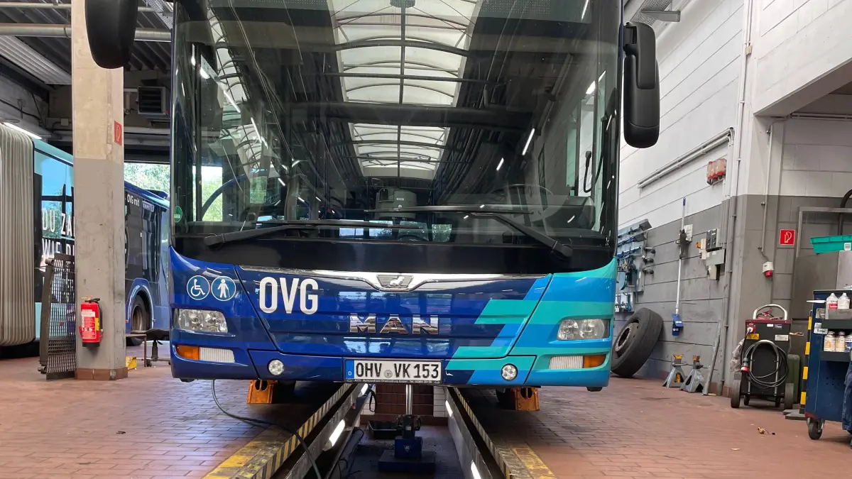 Bus der OVG in der Werkstatt in Germendorf / Oranienburg. Felix Schmidt fängt hier eine Ausbildung zum KFZ Mechatroniker für Nutzfahrzeuge an