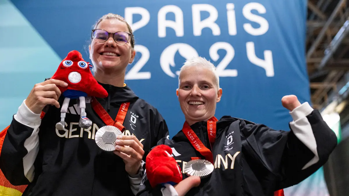 Sport Themen der Woche KW35 PARIS, FRANCE - AUGUST 30: Stephanie GREBE (GER) startclass WK6 and Juliane WOLF (GER), star: Sport Themen der Woche KW35 PARIS, FRANCE - AUGUST 30: Stephanie GREBE GER startclass WK6 and Juliane WOLF GER, startclass WK8 hold the silver medal after the winning ceremony after the Womens Doubles - WD14 - Gold Medal match between Stephanie GREBE GER startclass WK6 and Juliane WOLF GER, startclass WK8 vs. Yucheng JIN CHN and Wenjuan HUANG CHN during the para Table tennis, Tischtennis of the Paris 2024 Summer Paralympic Games at South Paris Arena on August 30, 2024 in Paris, France. Photo by Mika Volkmann *** PARIS, FRANCE AUGUST 30 Stephanie GREBE GER startclass WK6 and Juliane WOLF GER , startclass WK8 hold the silver medal after the winning ceremony after the Womens Doubles WD14 Gold Medal match between Stephanie GREBE GER startclass WK6 and Juliane WOLF GER , startclass WK8 vs Yucheng JIN CHN and Wenjuan HUANG CHN during the para table tennis of the Paris 2024 Summer Paralympic Games at South Paris Arena on August 30, 2024 in Paris, France Photo by Mika Volkmann 202408027-20240908