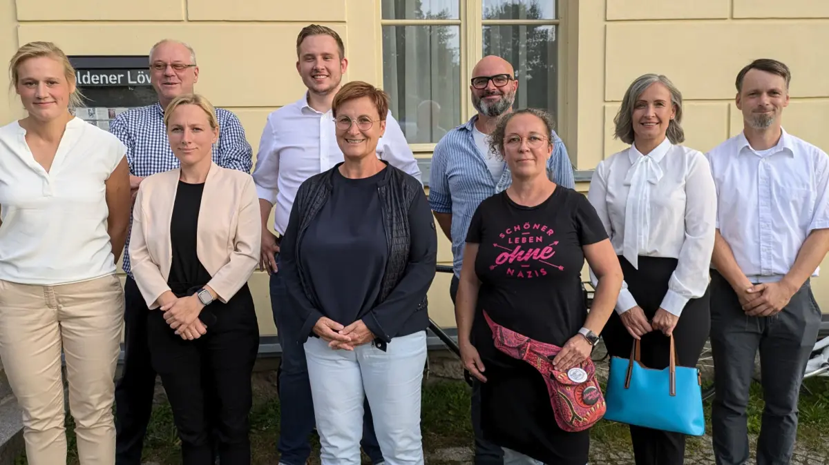 Goldener Löwe Wandlitz, Debatte der Landtagskandidaten für den Wahlkreis Barnim III: von Links: Sabine Buder (BVB/Freie Wähler), Klaus Sieberts (vom Veranstalter Wandlitz auf den Punkt gebracht), Lena Kotré (AfD), Johannes Höhr (FDP), Annett Klingsporn (SPD), Sebastian Gellert (Grüne), Isabell Czok-Alm (Linke), Ulrike Mauersberger (CDU), Markus Pettelkau (Moderator, MOZ), 2.9.24