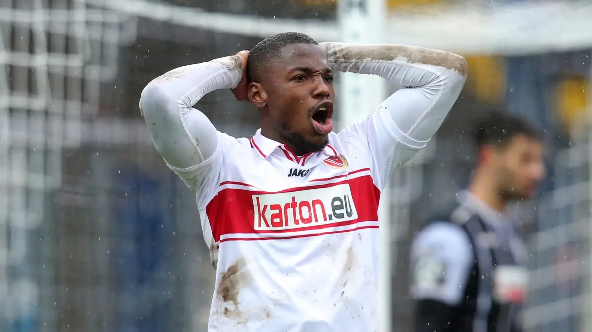Streli Mamba ist nach einer Reise aus Cottbus durch die Fußballwelt aktuell wieder zu haben. Er gehört zu einer Reihe von ehemaligen Drittliga-Stürmern, die ohne Vereine sind und damit weiter verpflichtet werden können.