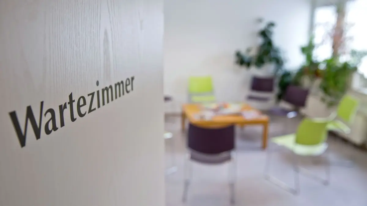 Arztpraxis: ARCHIV - 04.03.2015, Bayern, Nürnberg: «Wartezimmer» ist auf der Tür eines leeren Wartezimmers in einer Arztpraxis zu lesen. (zu dpa: «Aufwendungen von Arztpraxen steigen stark») Foto: Daniel Karmann/dpa +++ dpa-Bildfunk +++