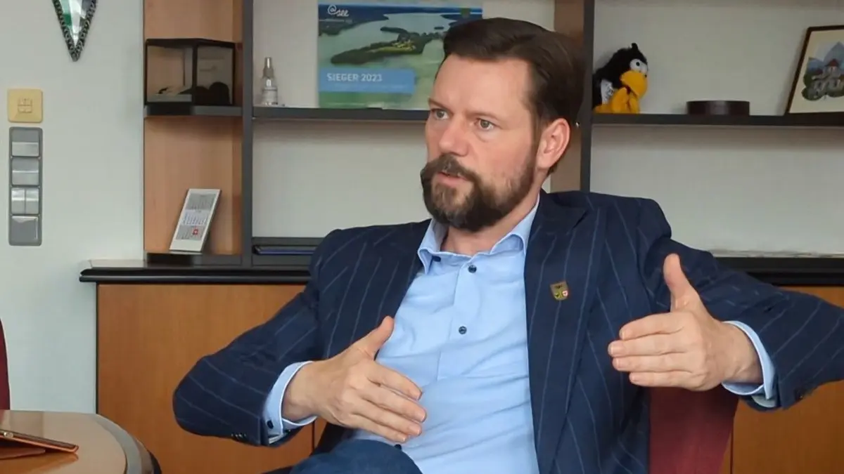 Matthias Rudolph, Bürgermeister von Fürstenwalde, beim Interview mit der MOZ-Redaktion im Juli. Gerade nimmt er eine Rathaus-Auszeit und wirbt für Stimmen bei den Landtagswahlen vor.