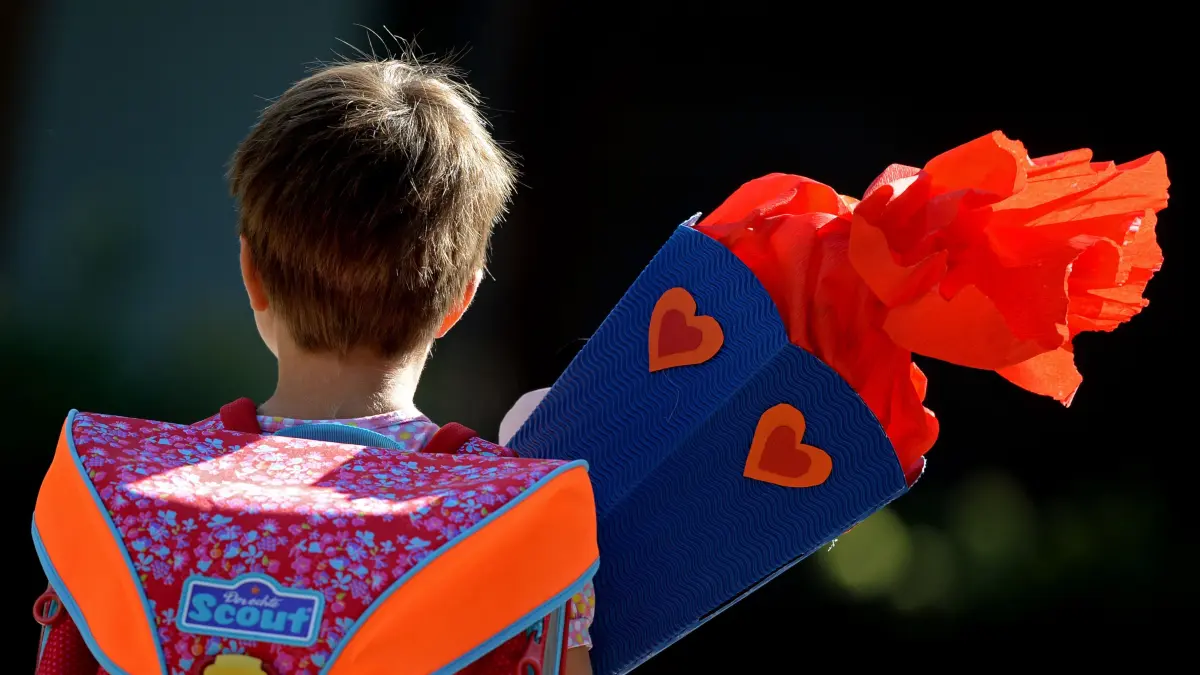 Eine Erstklässlerin trägt nach ihrer Einschulungsfeier eine Schultüte nach Hause. (zu dpa - «Der erste Jahrgang ohne Nachteil» - Einschulung und Corona) +++ dpa-Bildfunk +++