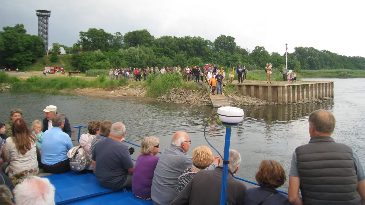 Schlangen diesseits und jenseits der Oder beim Deutsch-Polnischen Sommerfest 2023: die Kaska setzt gerade nach Urad über.