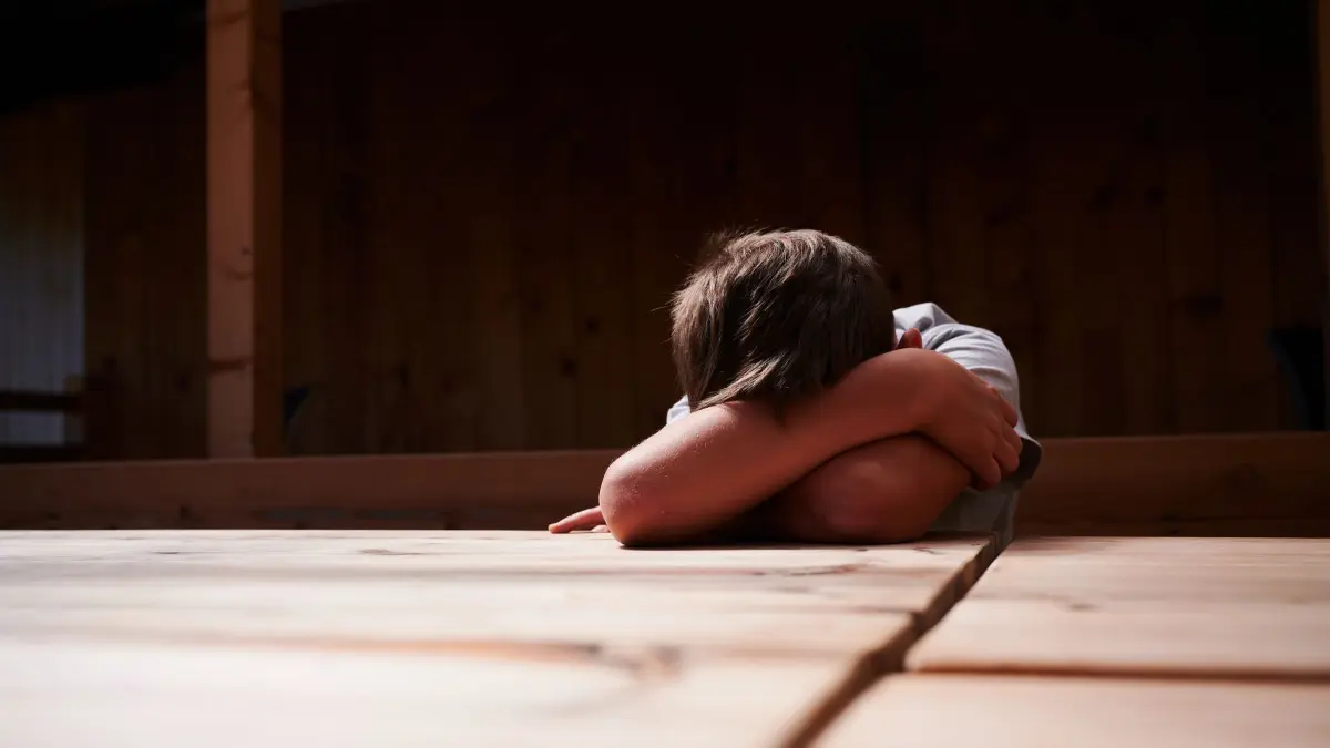 Ein Kind versteckt sein Gesicht unter seinen Armen: ILLUSTRATION - Weinen bedeutet Stress für den Körper. (zu dpa: «Warum habe ich nach dem Weinen Kopfweh?») Foto: Annette Riedl/dpa/dpa-mag - Honorarfrei nur für Bezieher des Dienstes dpa-Magazin +++ dpa-Magazin +++