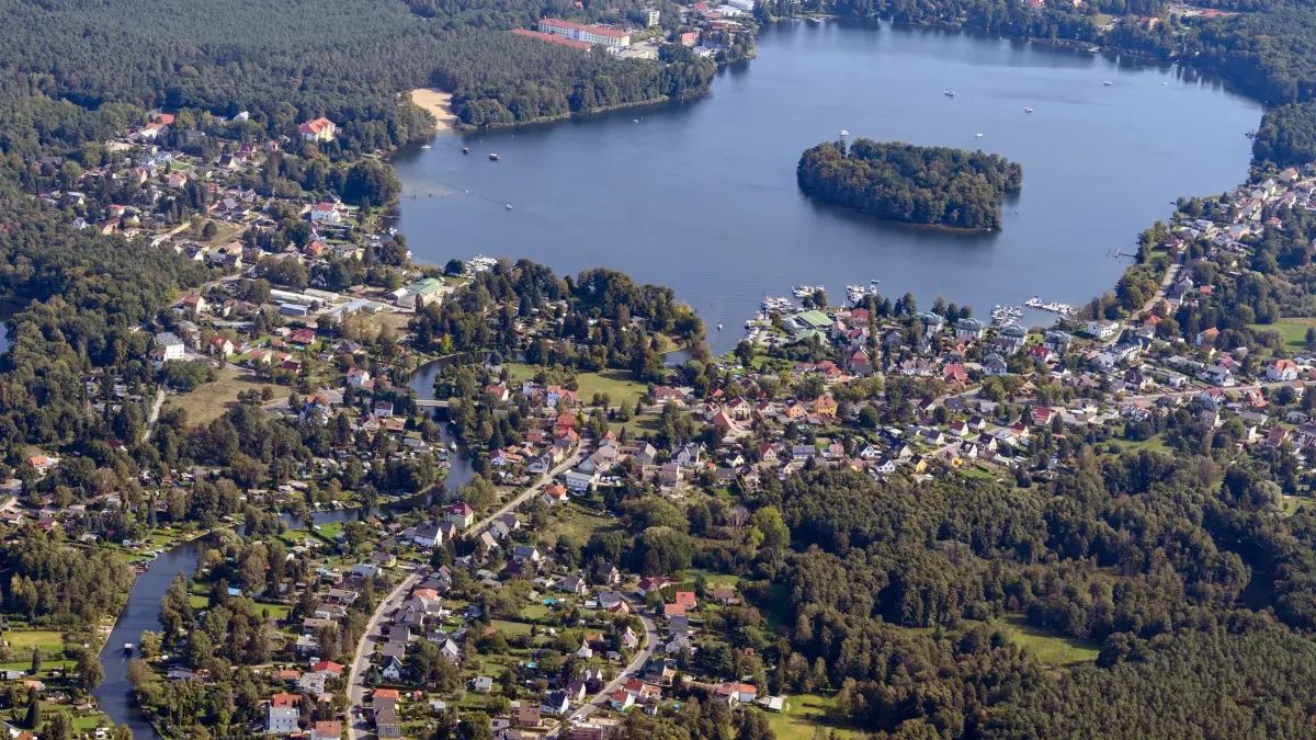 Grünheide aus der Luft: ARCHIV - 15.09.2020, Brandenburg, Grünheide: Luftaufnahme der Gemeinde im Landkreis Oder-Spree am Werlsee bzw. Peetzsee (hinten). Auf dem Gewässer ist ein Sportboot explodiert (zu dpa: «Boot explodiert auf Werlsee - Drei Verletzte») Foto: Soeren Stache/dpa-Zentralbild/dpa +++ dpa-Bildfunk +++