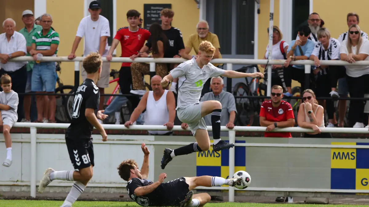 Fortuna kann vorlegen: Nach dem 1:1 gegen den BSC Süd und dem 0:2 gegen Zehdenick bekommt Fortuna Babelsberg (hier Cedric Cawwio/in Weiß gegen Niclas Hack) die Möglichkeit, dank eines Spieles mehr als die Konkurrenz, ins Mittelfeld der Brandenburgliga vorzurückenb.