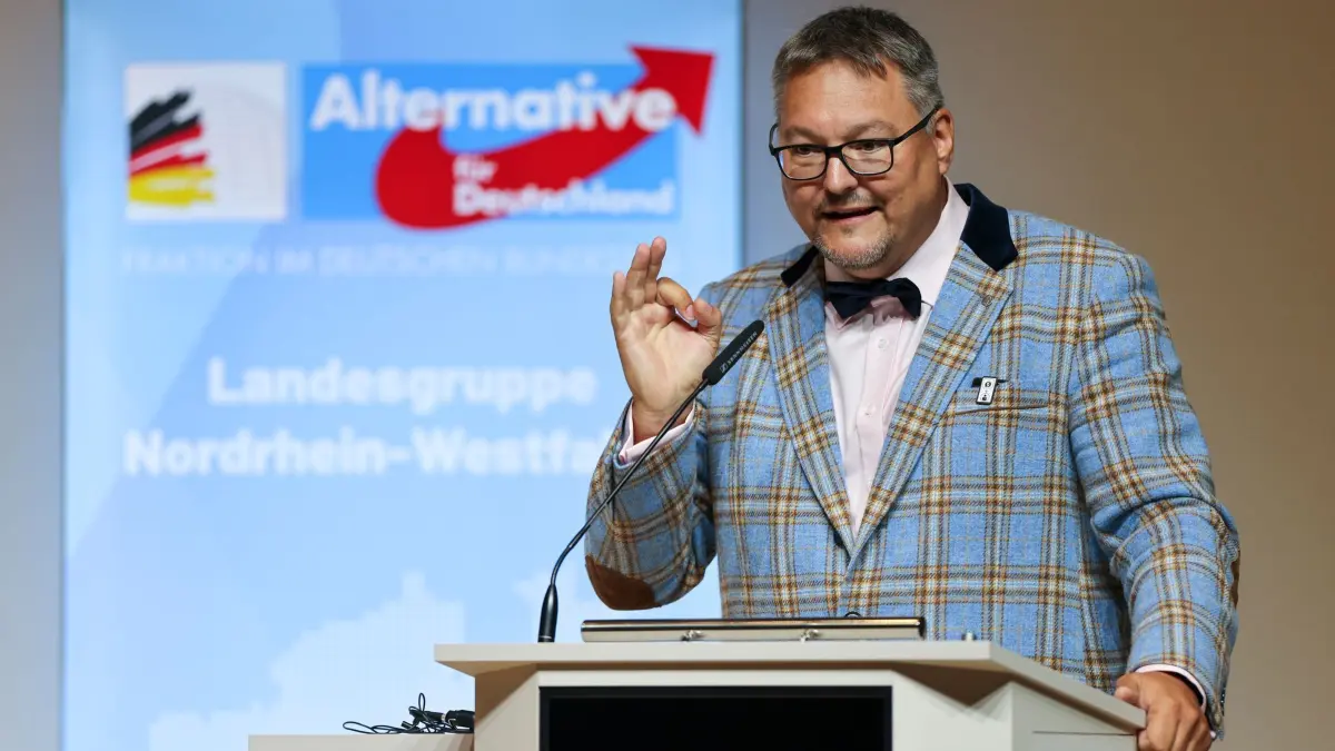 „Bürgerdialog“ der AfD mit Bundestagsabgeordneten: 05.09.2024, Nordrhein-Westfalen, Essen: Stefan Keuter (AfD) spricht beim «Bürgerdialog» der AfD. Foto: Christoph Reichwein/dpa +++ dpa-Bildfunk +++