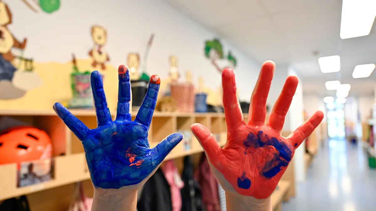 Mehr Kinder in Tagesbetreuung als je zuvor: Bemalte Kinderhaende im Kinderhaus Matthaeus in Frankfurt am Main (Foto vom 04.07.2023). Die Zahl der Kinder, die eine Tagesbetreuung besuchen, ist auf einem neuen Hoechststand. Besonders bei den unter Dreijaehrigen steigt zugleich auch der Betreuungsbedarf. Die Entwicklungen in Ost- und Westdeutschland unterscheiden sich. (Siehe epd-Bericht vom 05.09.2024) *** Local Caption *** 00490618