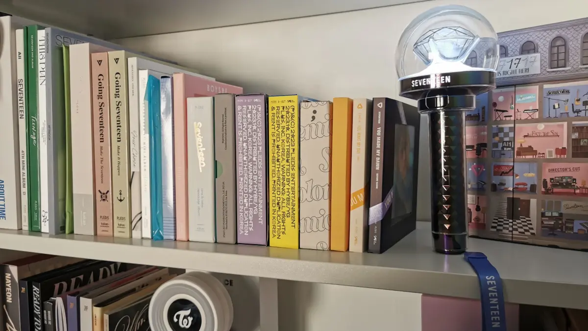 K-Pop-Fans sammeln gerne Alben und Lightsticks (rechts). Auch auf dem Lollapalooza Festival in Berlin ist das Mitbringen eines Lightsticks zum Auftritt der koreanischen Band Seventeen erlaubt.