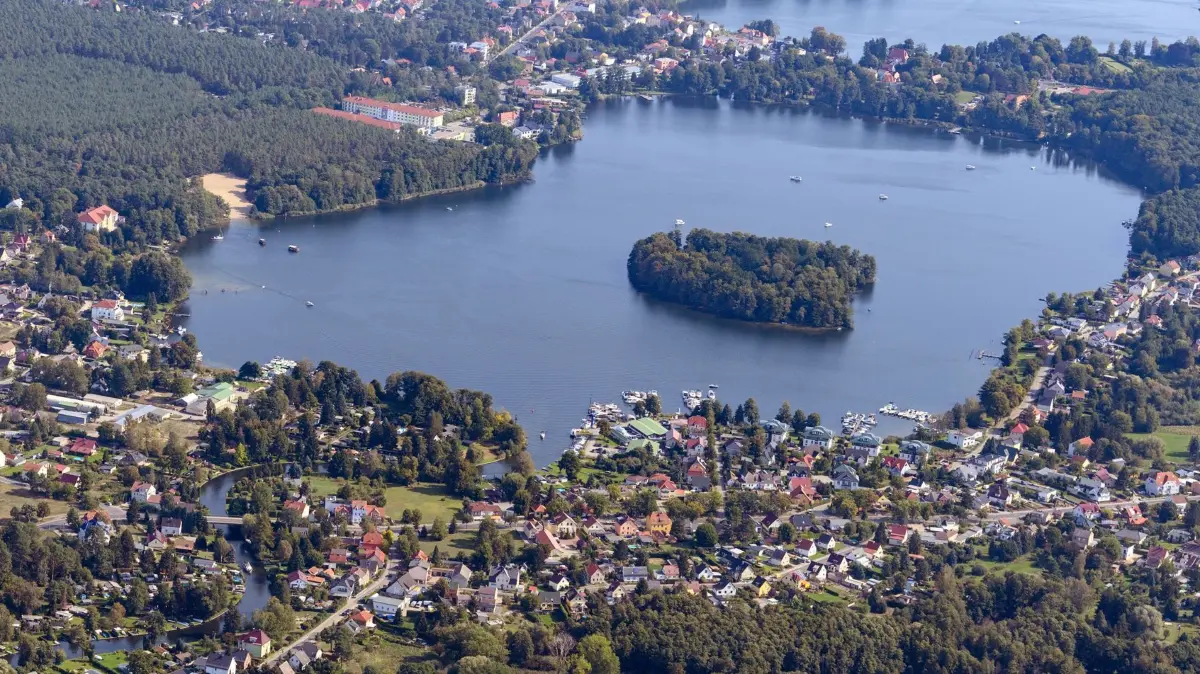 Grünheide aus der Luft: ARCHIV - 15.09.2020, Brandenburg, Grünheide: Luftaufnahme der Gemeinde im Landkreis Oder-Spree am Werlsee bzw. Peetzsee (hinten). (zu dpa: «Boot explodiert auf Werlsee - Ermittlungen laufen») Foto: Soeren Stache/dpa-Zentralbild/dpa +++ dpa-Bildfunk +++