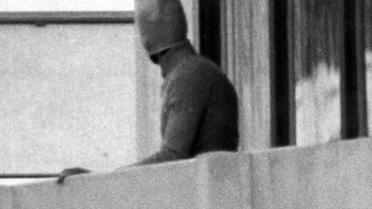 Olympia-Attentat von 1972 in München: ARCHIV - 05.09.1972, Bayern, München: Ein vermummter arabischer Terrorist zeigt sich auf dem Balkon des israelischen Mannschaftsquartiers im Olympischen Dorf der Münchner Sommerspiele von 1972. Die Polizei hat in der Münchner Innenstadt bei einem größeren Einsatz in der Nähe des Israelischen Generalkonsulats eine verdächtige Person niedergeschossen. Die Hintergründe des Einsatzes am Jahrestag des Olympia-Attentats in München im Jahr 1972 waren zunächst nicht bekannt. Am 5. September 1972 erschossen palästinensische Terroristen im Olympischen Dorf zwei Männer und nahmen neun Geiseln. Foto: picture alliance / dpa +++ dpa-Bildfunk +++
